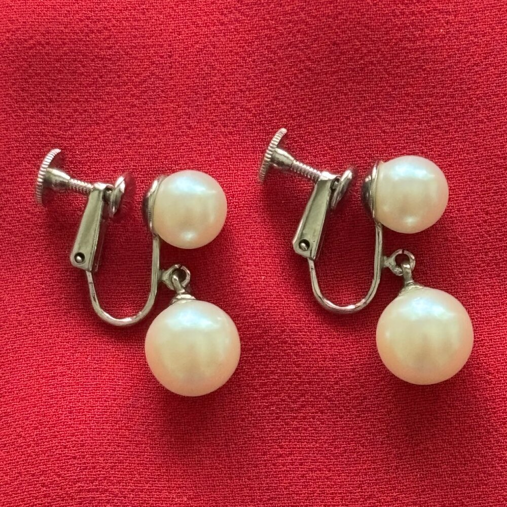 🌸 Vintage 60s Double Pearl Silvertone Earrings – Screw-Back | Classic Glam ✨ - Picture 2 of 2